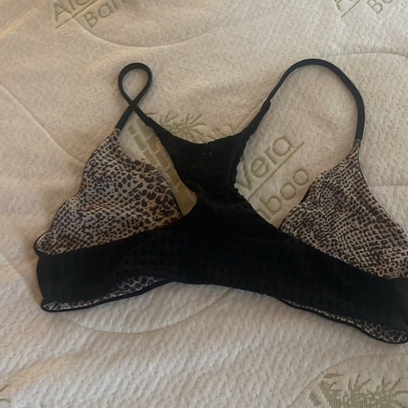 Acacia jaws top size medium. A little stretched out sold as is - Picture 2 of 3